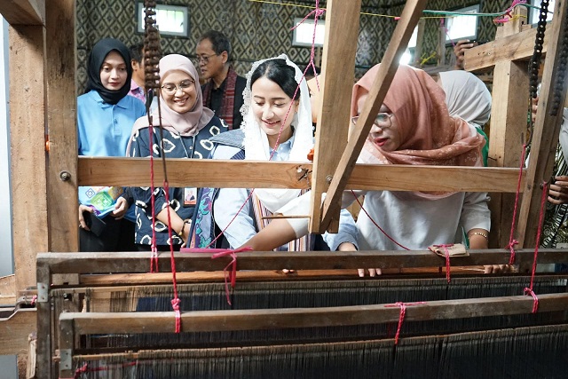 Mbak Wali Kota Kediri Dampingi Wamendag Kunjungi Sentra Tenun Ikat