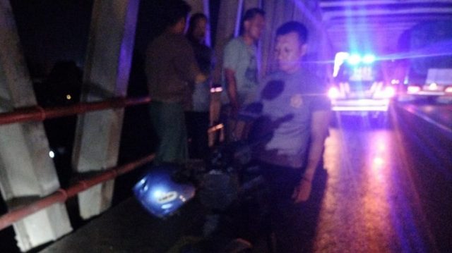 Motor Tidak Diketahui Pemiliknya Terparkir di Jembatan Widang-Babat, Lamongan