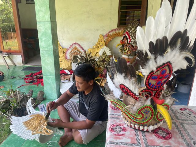 Kreativitas Tanpa Batas, Pemuda Jombang Ini Raup Puluhan Juta dari Kostum Karnaval Berbahan Limbah