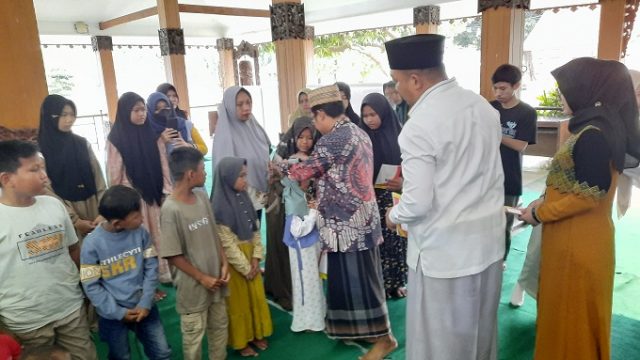 Peringati 10 Syuro, Mas Rio Santuni Ratusan Janda Lansia dan Anak Yatim Piatu