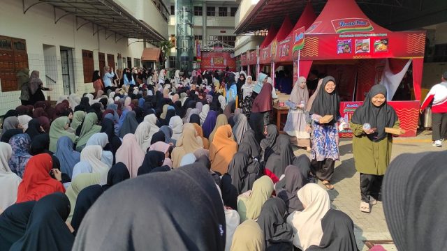 Dukung Program Pemerintah, Pondok Wali Barokah Kediri dan Produsen Makanan Gelar Sarapan Gratis