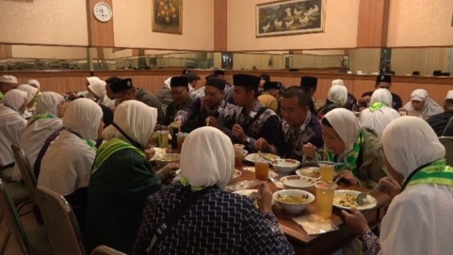 Tradisi Makan Soto Ayam Lamongan Sambut Kepulangan Jamaah Haji