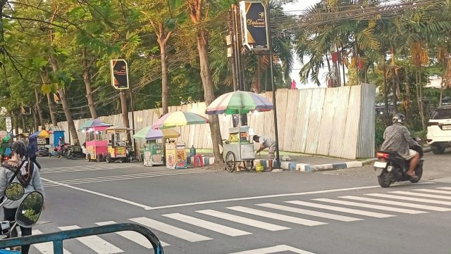 PKL Stadion Merdeka Jombang Mengaku Dirugikan Akibat Larangan Jualan saat Konser Dialog Cinta