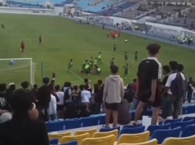 Aksi Lempar Botol Cemari Laga Piala Suratin U-17 di Stadion Surajaya Lamongan