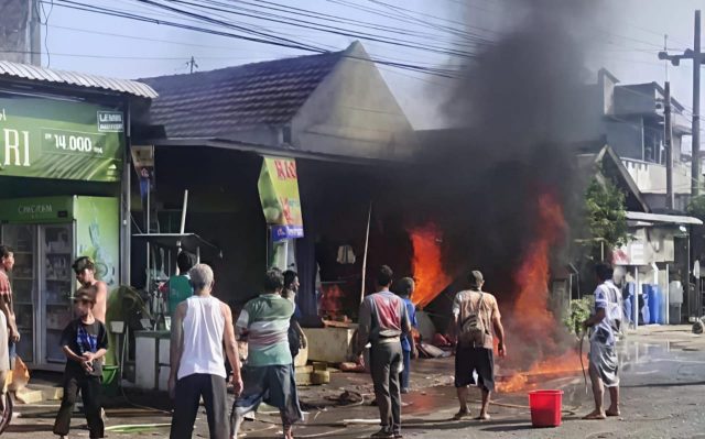 Toko di Sumobito Jombang Terbakar, Diduga Akibat Merokok Dekat Bensin
