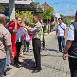 Bangkitkan Rasa Nasionalisme, Polres Situbondo Bagikan Bendera Merah Putih