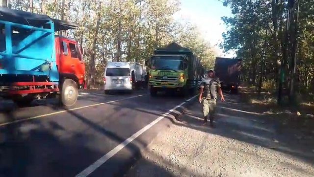Jalur Pantura Situbondo Kembali Macet Total, Antrian Kendaraan Hingga Belasan Kilometer