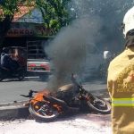 Motor Tak Bertuan Terbakar di Kawasan Margomulyo Surabaya