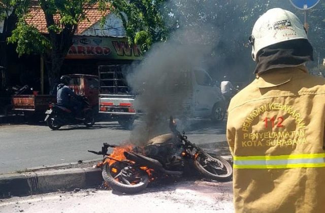 Motor Tak Bertuan Terbakar di Kawasan Margomulyo Surabaya