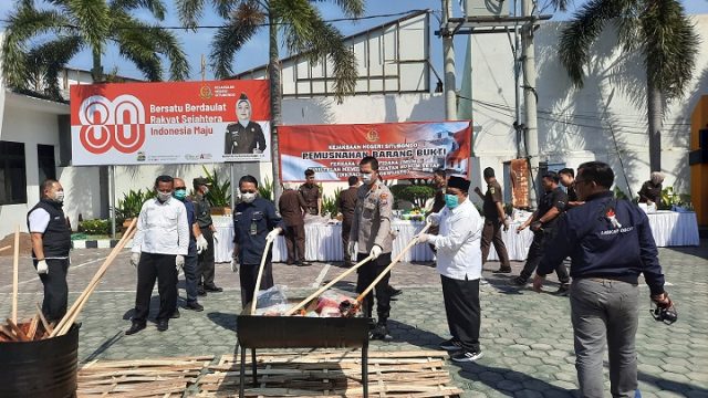 Kejari Situbondo Musnahkan Barang Bukti Sebanyak 58.171 Butir Okerbaya 