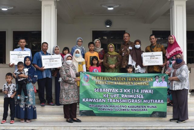 Bupati Mundjidah Berangkatkan Transmigran Asal Jombang ke Muna Sulawesi Tenggara
